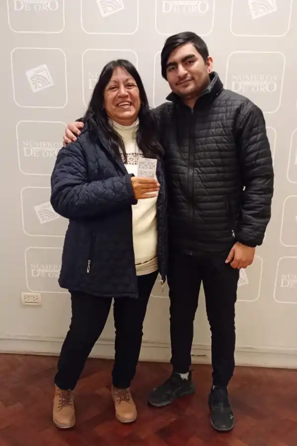 SORPRENDIDOS. María Elena y su hijo Emiliano se acercaron a las oficinas de LA GACETA para retirar el pozo ganado.