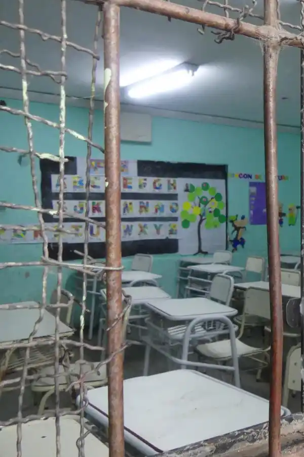 El frío pega fuerte en las aulas deterioradas del sur de Tucumán