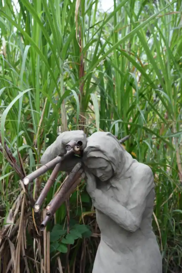 CARGANDO CAÑA. Las estatuas del predio fueron repadas y renovadas, informó la Secretaría Municipal de Cultura. 