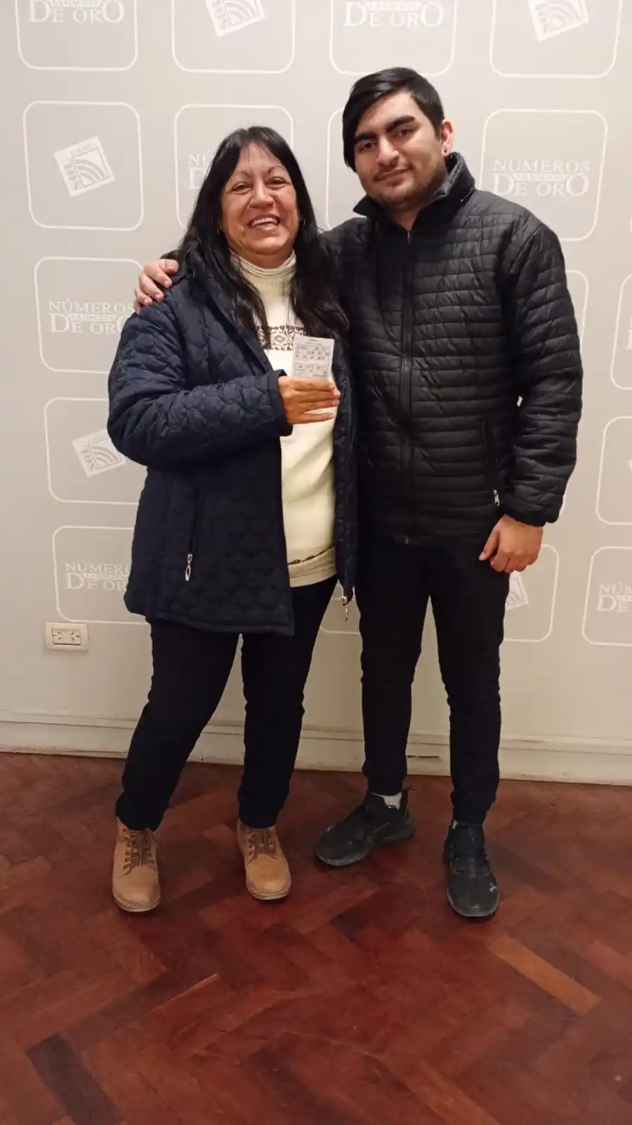 SORPRENDIDOS. María Elena y su hijo Emiliano se acercaron a las oficinas de LA GACETA para retirar el pozo ganado.