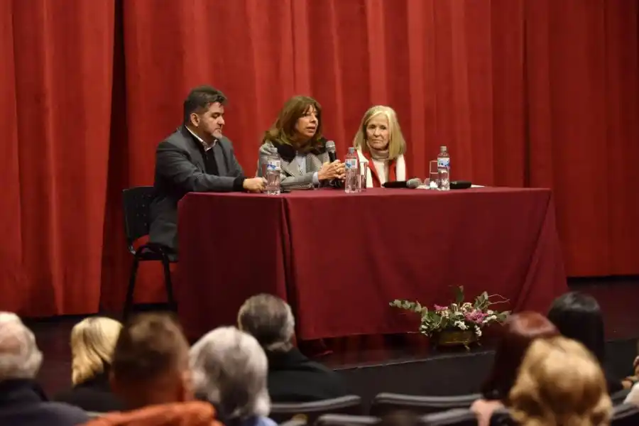 EL PANEL EN LA INAUGURACIÓN. Salazar, Montaldo y Massara.