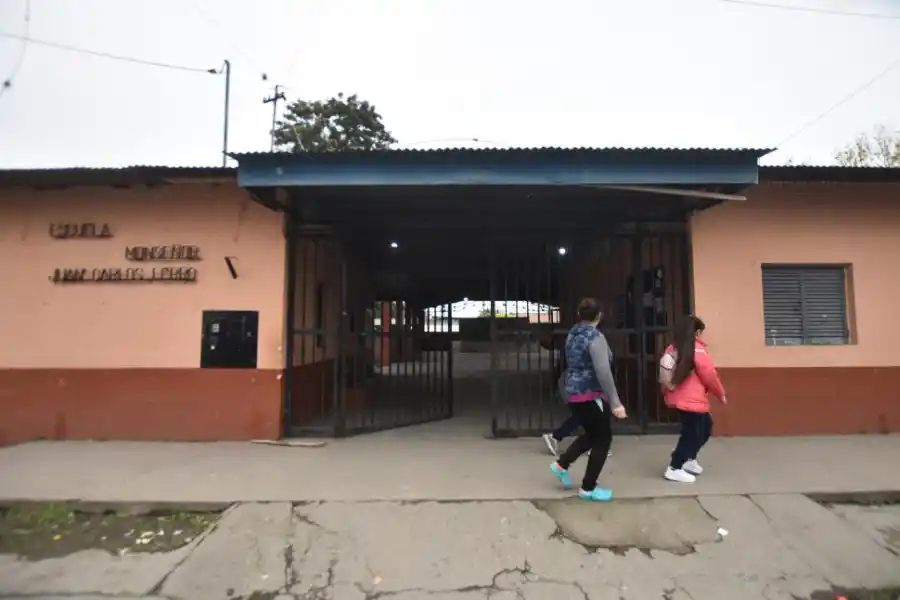 El frío pega fuerte en las aulas deterioradas del sur de Tucumán
