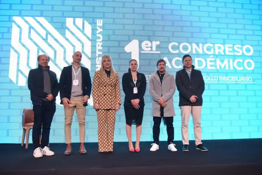 ACTO. Los organizadores junto a los intendentes Chahla y Macchiarola.