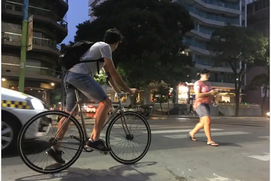 UN VÍNCULO POLIFACÉTICO. Además de utilizar la bicicleta para entrenarse, Matías Galindo aprovecha el vehículo para moverse por toda la ciudad.