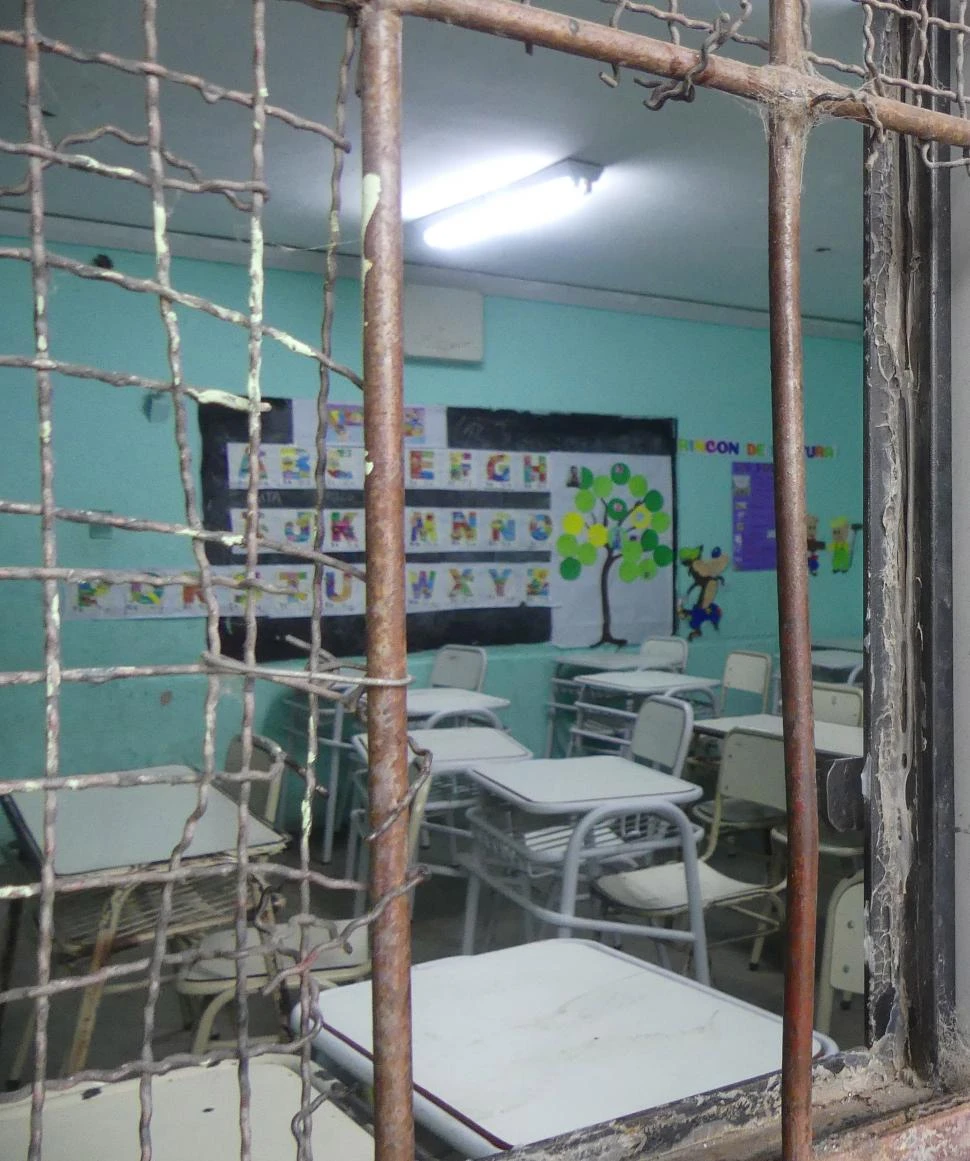 El frío pega fuerte en las aulas deterioradas del sur de Tucumán