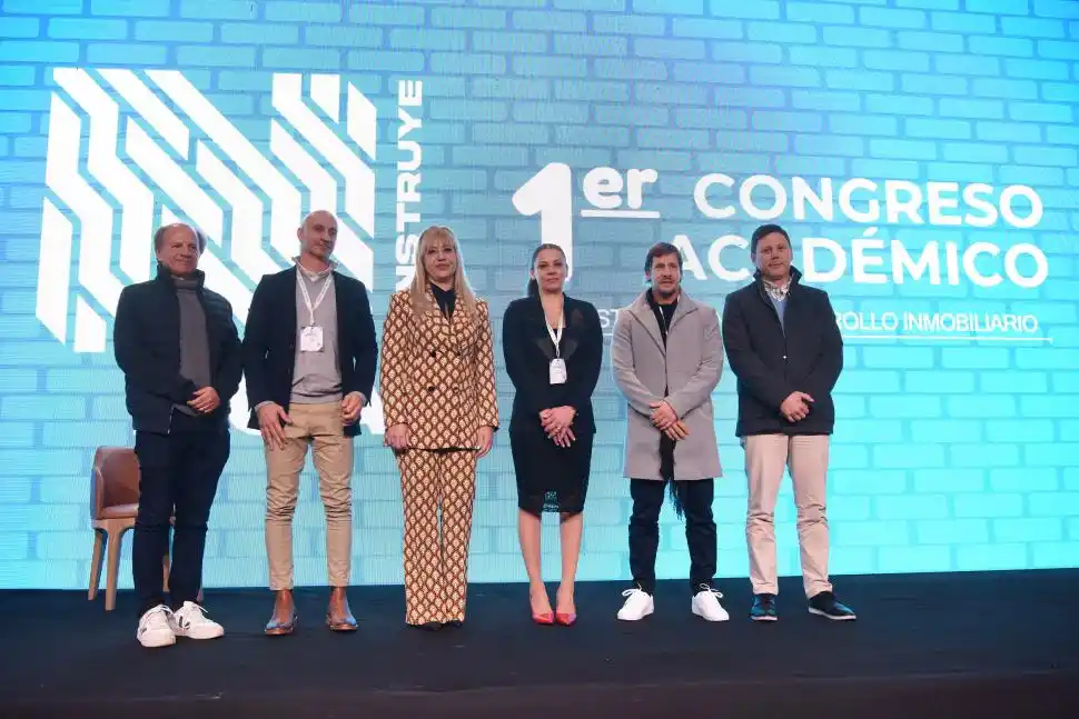 ACTO. Los organizadores junto a los intendentes Chahla y Macchiarola.