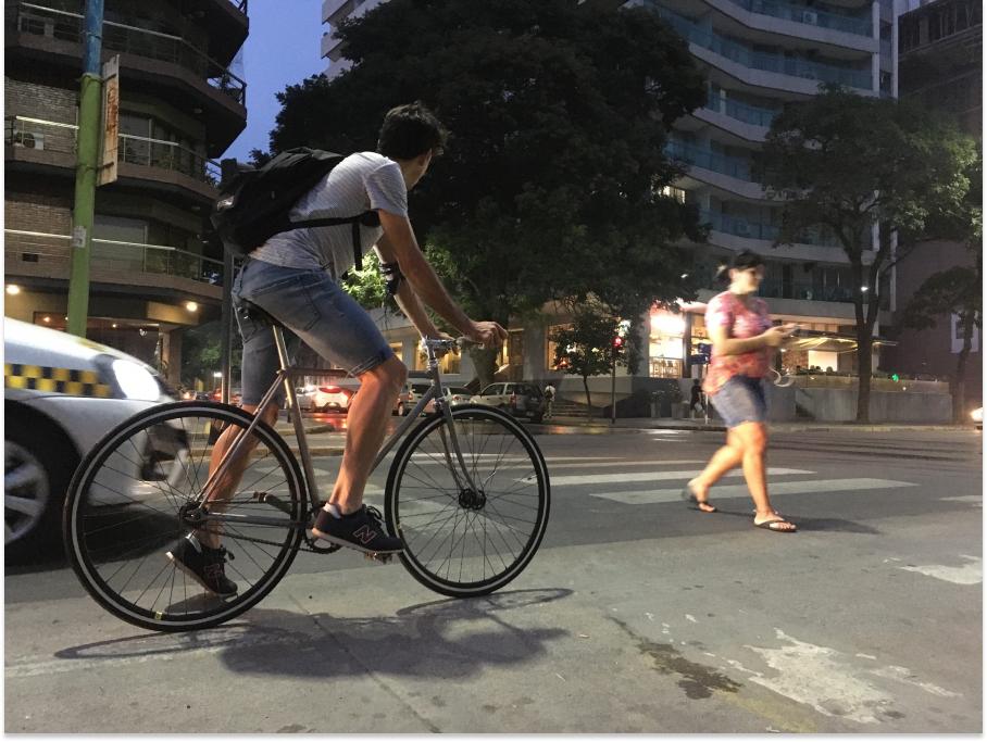 UN VÍNCULO POLIFACÉTICO. Además de utilizar la bicicleta para entrenarse, Matías Galindo aprovecha el vehículo para moverse por toda la ciudad.
