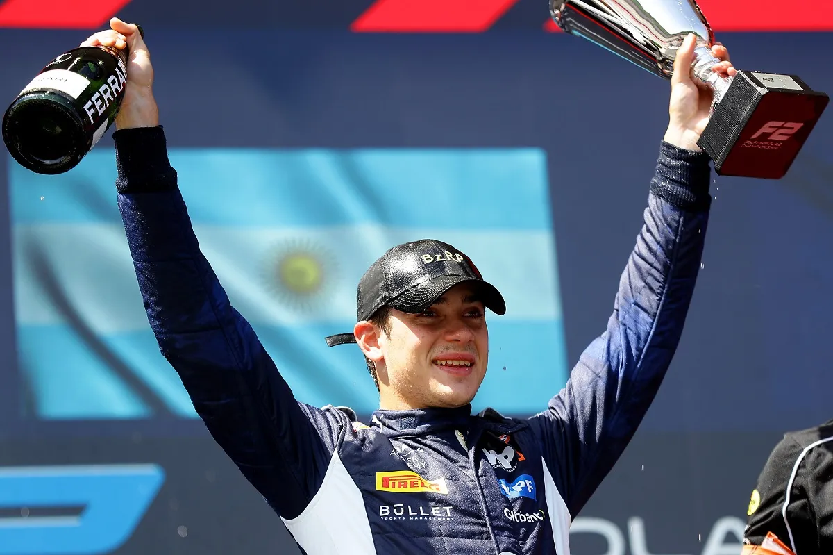 ALEGRE. Franco Colapinto se mostró eufórico durante los festejos en el podio de la Fórmula 2 de Imola. 