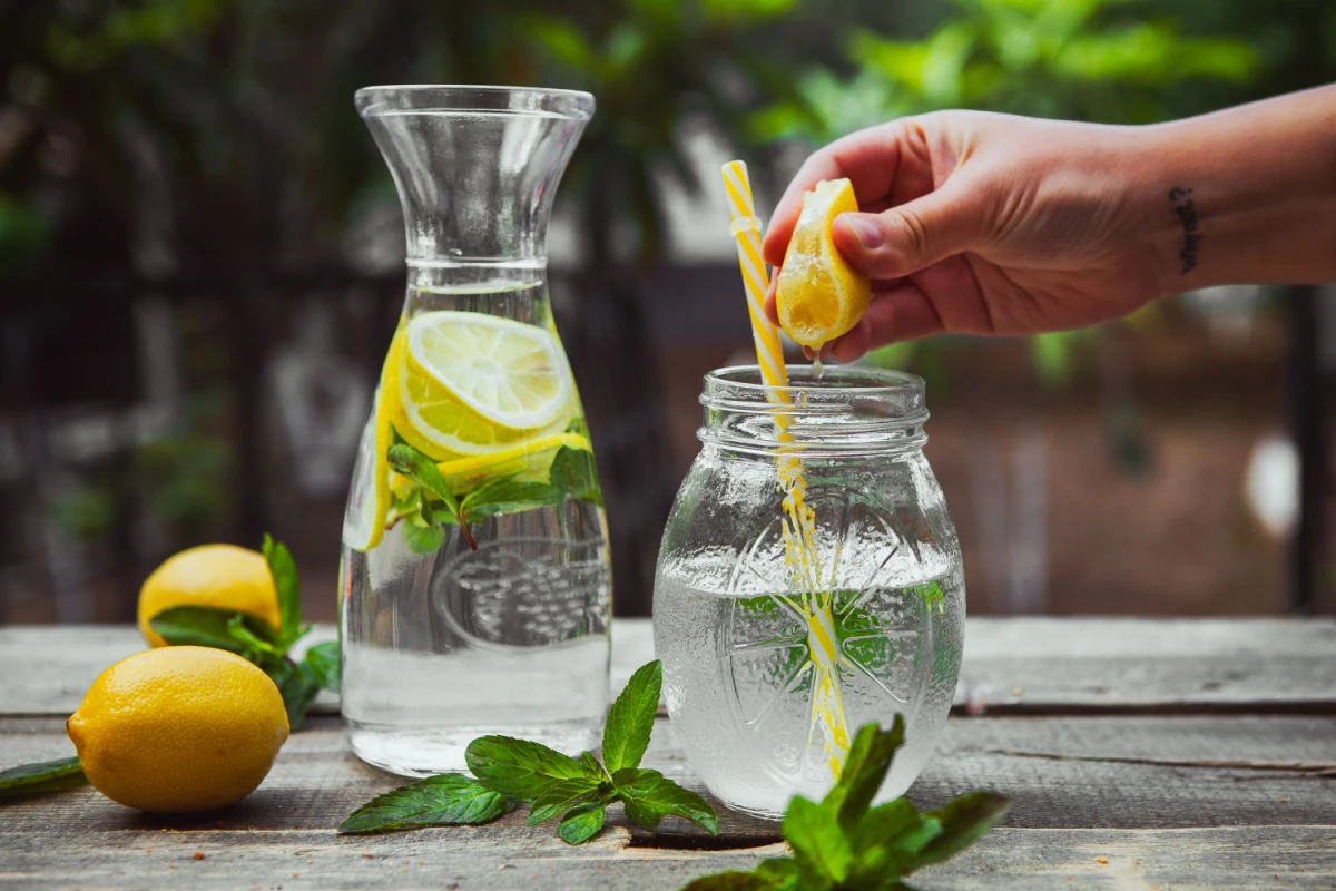 Agua con limón para proteger a nuestro cuerpo. 