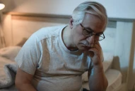 Hombres que se levantan de noche para orinar: cuándo acudir urgente al médico