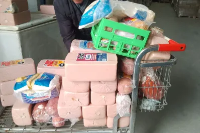 VIDEO. Decomiso récord en la capital: una tonelada de alimentos en mal estado y excremento de ratas entre las góndolas
