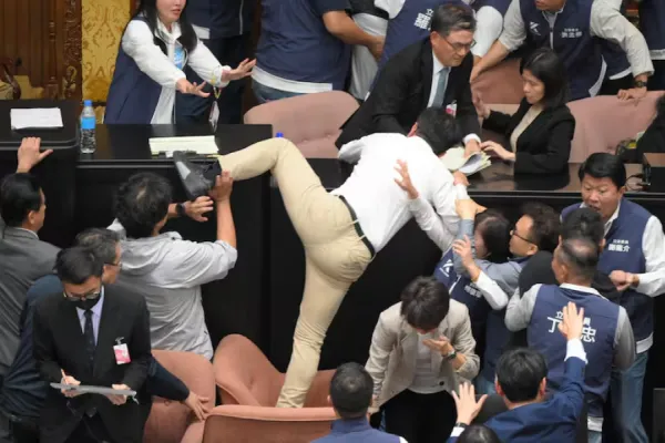 Video: un legislador taiwanés se robó un proyecto en plena sesión y salió corriendo