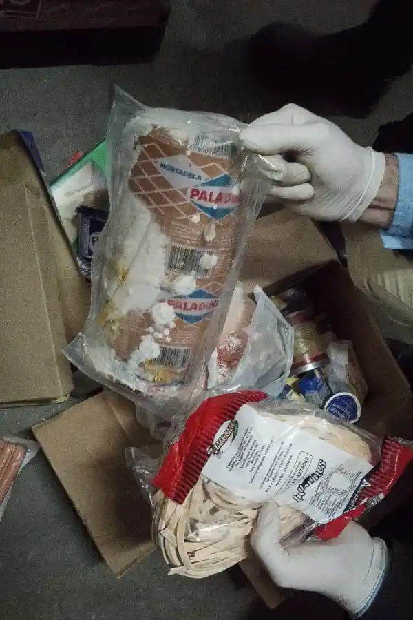VIDEO. Decomiso récord en la capital: una tonelada de alimentos en mal estado y excremento de ratas entre las góndolas