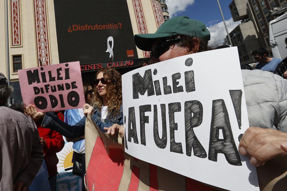 Manifestantes repudiaron la presencia de Javier Milei en España. EFE