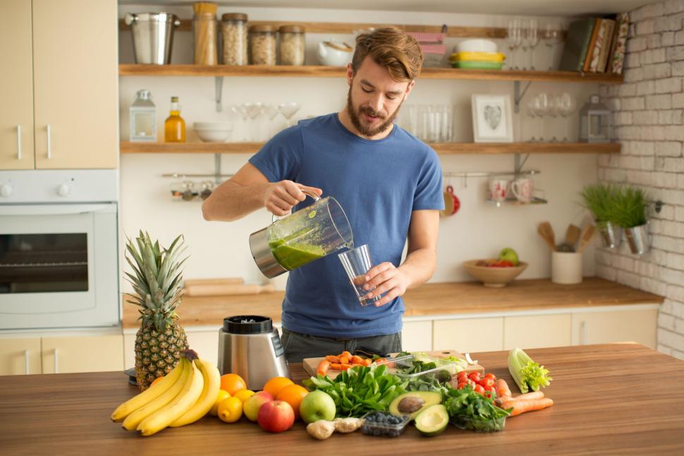 ALIMENTACIÓN SANA. Comer frutas y verduras ayuda a mantener la presión dentro de los valores normales.