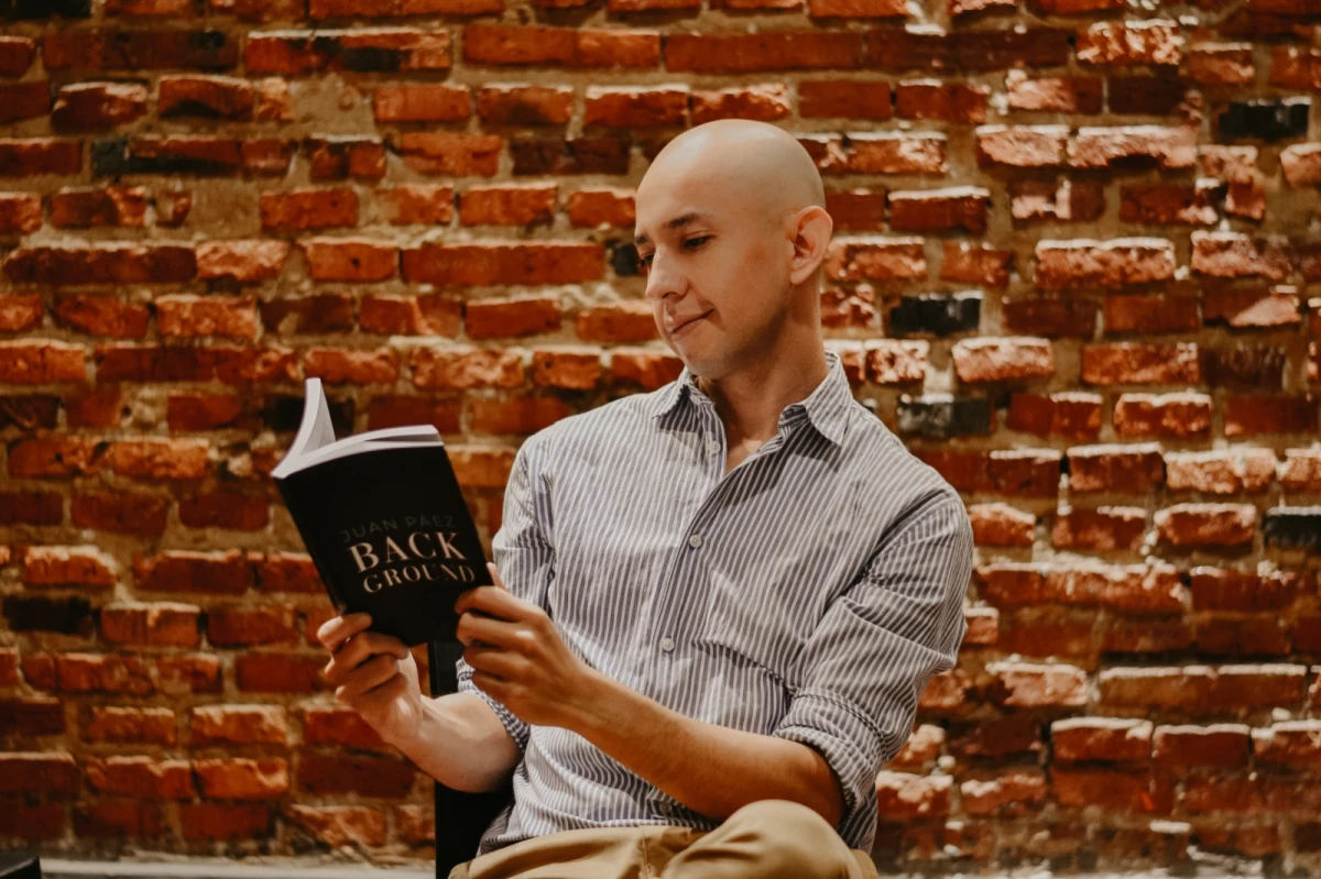 JUAN PÁEZ, autor de “Background.