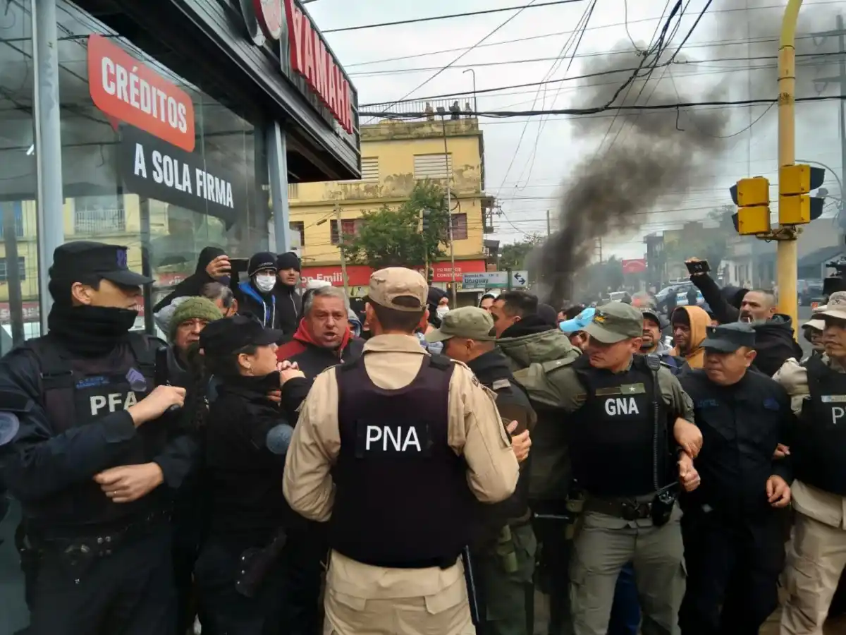 Durante la jornada se registraron empujones con agentes federales, aunque la situación no pasó a mayores, informó el medio La Voz de Misiones. LAVOZDEMISIONES.COM