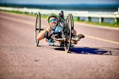 Por una enfermedad congénita sufrió una parálisis en sus piernas, se convirtió en atleta y hoy compite en la carrera 21K Yerba Buena