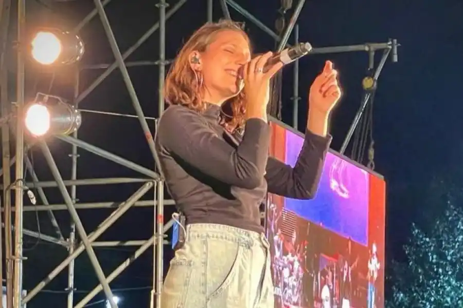 SOFÍA SALOMÓN. La juventud de la cantante trasciende en sus temas.