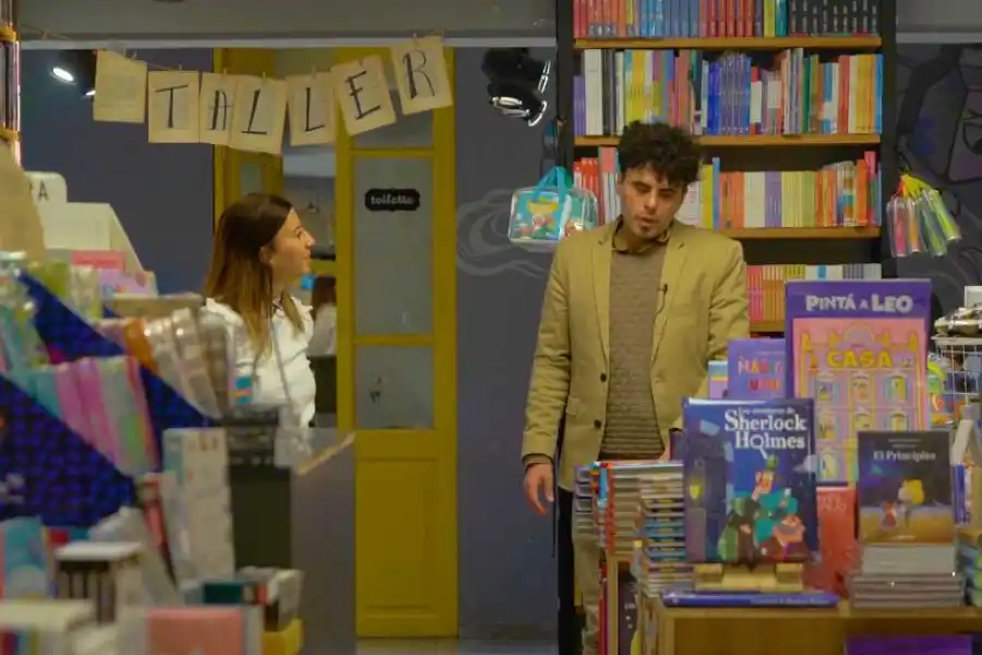 EN TERRITORIO AMIGABLE. El entrevistado disfruta pasar su tiempo entre libros que lo “lleven de las narices”.