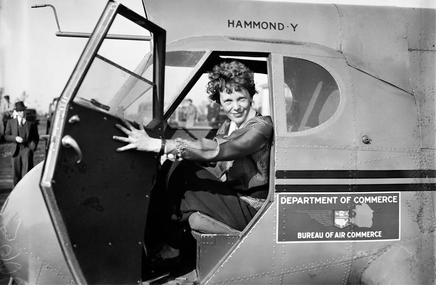 , Amelia Earheart es la primera mujer en cruzar sola en avión desde Europa hasta América
