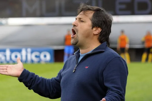 El repudiable insulto de Caruso Lombardi a un árbitro en Uruguay