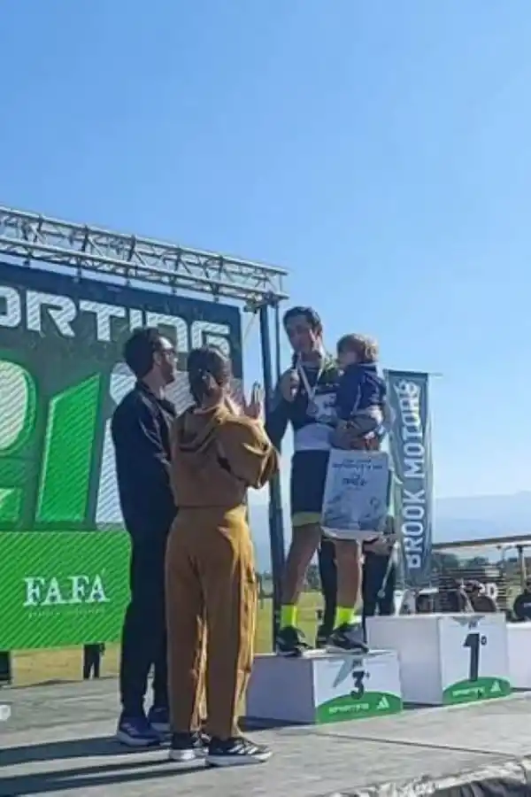 ORGULLO. El esfuerzo de terminar, aunque sea al último, fue celebrado por Galván y todos los presentes.