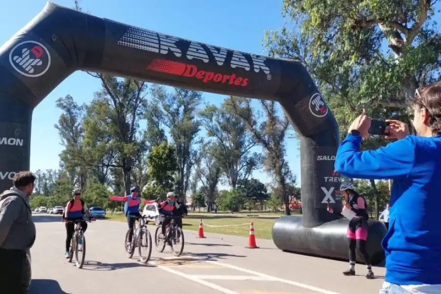 LLEGADA. Con manos arriba las bikers festejaban el objetivo alcanzado.