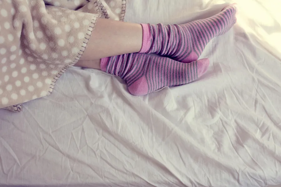 Algunas personas prefieren dormir con medias para evitar enfriarse los pies