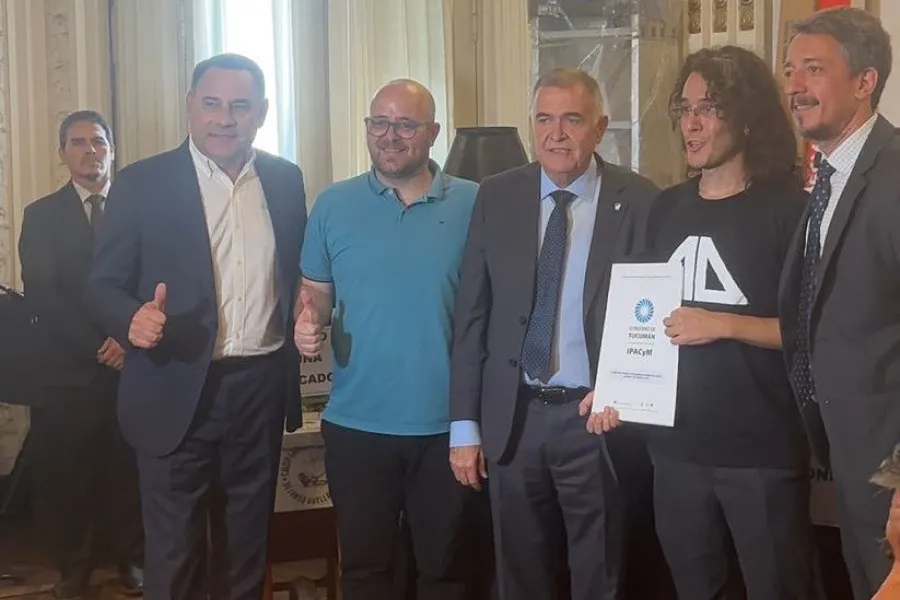 Saga Barros junto al Gobernador de la provincia. / GENTILEZA LINKEDIN DE TVC - Videojuegos Tucumán Coop.