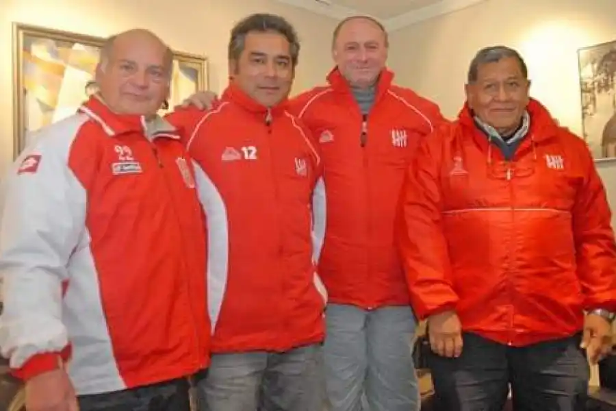 HISTÓRICOS. Oscar González Catalá, Dante Bautista, 'Lucho' Schiavonne y Pedro Chambilla compartieron muchos años en San Martín de Tucumán.