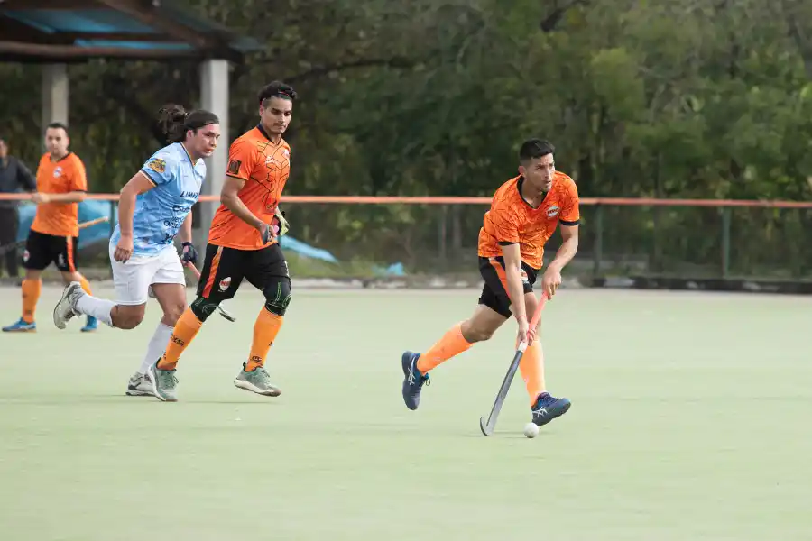 JUEGO ABIERTO. Takeshi Shiroma de Monteros Vóley, jugador y DT también, se lleva la bocha. FOTO DE MICHELIN ANDÚJAR