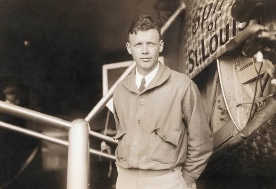 El 20 de mayo de 1927, Charles Lindbergh cruza el Atlántico en avión