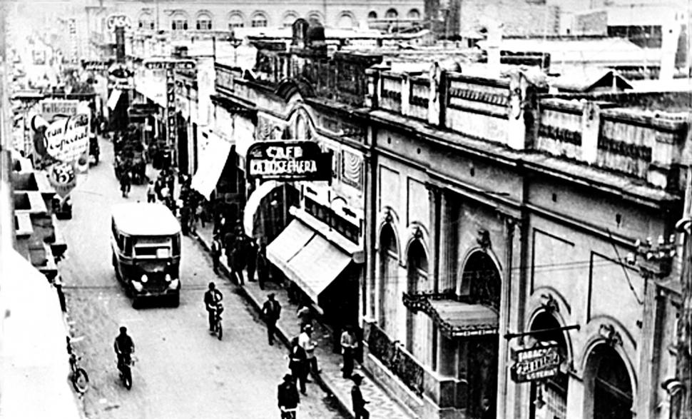 SAN MARTÍN AL 600. Así lucía la céntrica y comercial calle de nuestra ciudad hacia mediados de la década de 1930.