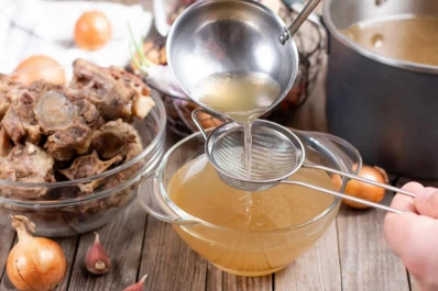 Caldo de huesos: la receta viral que es buena para humanos y para mascotas