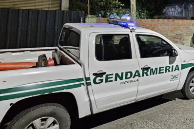 Llevaba cocaína debajo del asiento de un auto y terminó detenida