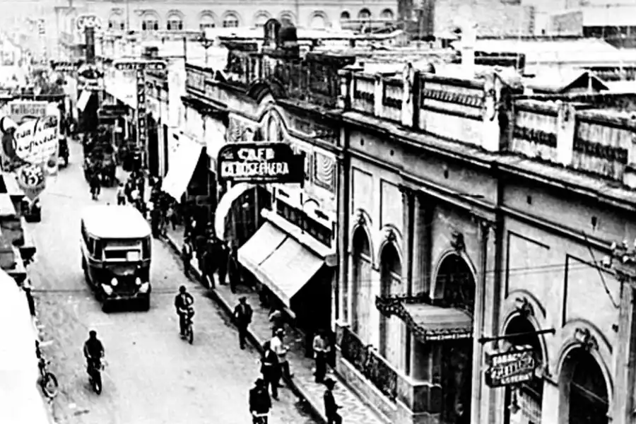 SAN MARTÍN AL 600. Así lucía la céntrica y comercial calle de nuestra ciudad hacia mediados de la década de 1930.