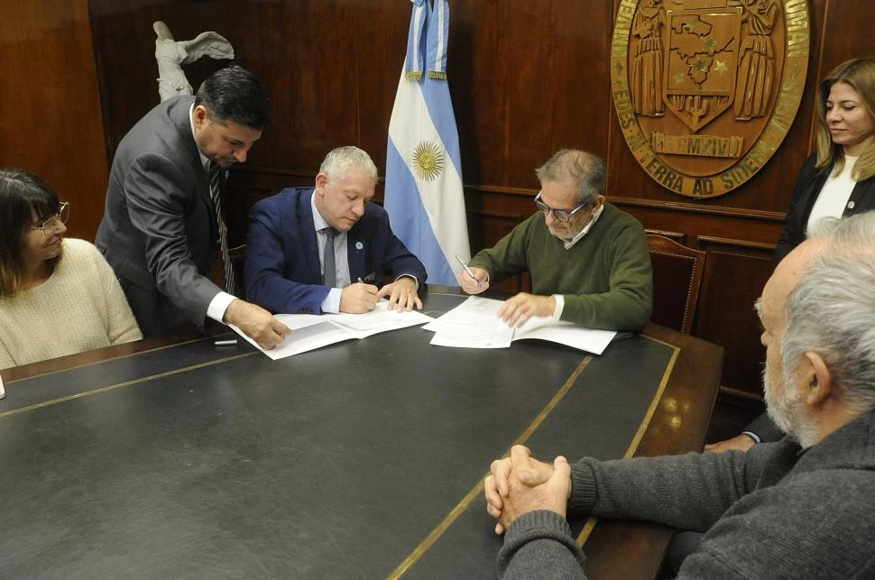 PENSAR EN LOS JÓVENES. Federico Van Mameren, por LA GACETA, y el rector Sergio Pagani firman el acuerdo.