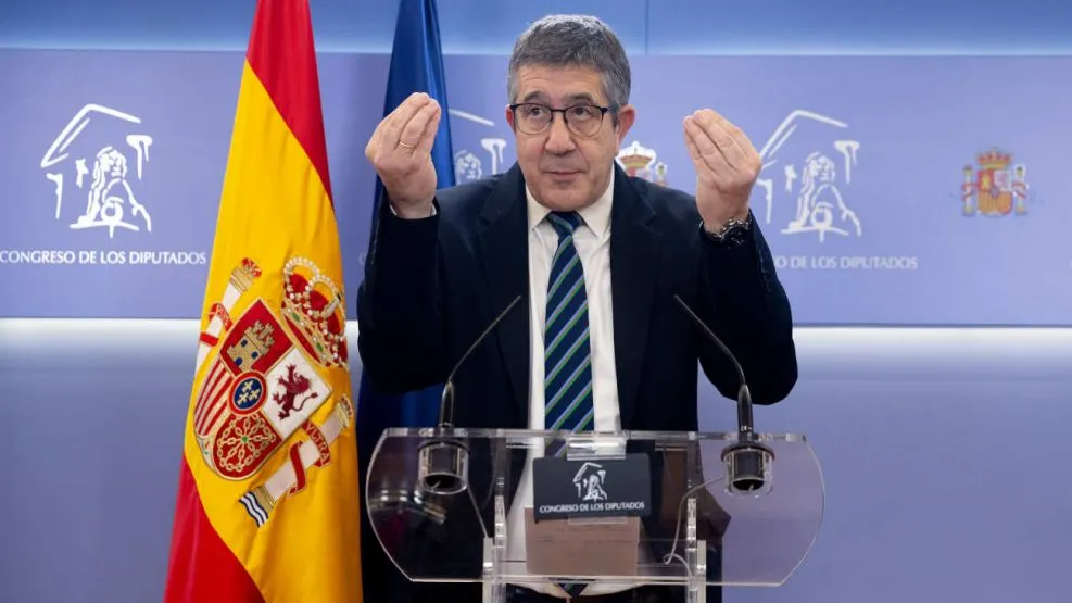 Video: la reacción del vocero de Pedro Sánchez cuando le preguntaron por los agravios a Javier Milei