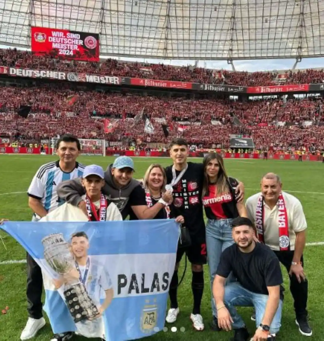 EN EUROPA. Luego de festejar el título de la Bundesliga, los familiares del tucumano se quedaron en Europa para acompañarlo hoy también en Irlanda.