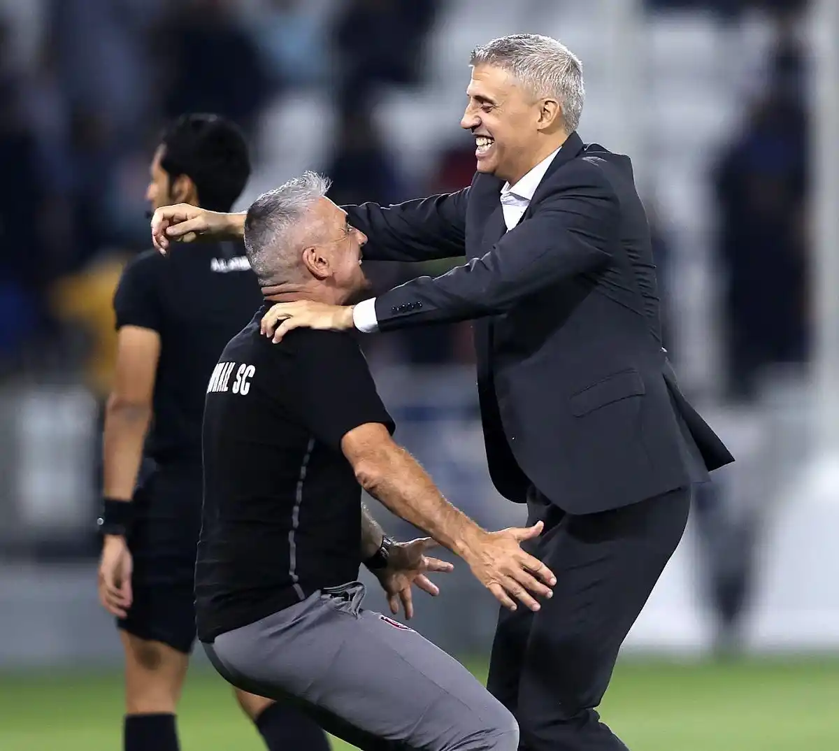 GRAN ABRAZO. Gustavo Nepote celebra la victoria de su equipo junto a Hernán Crespo.