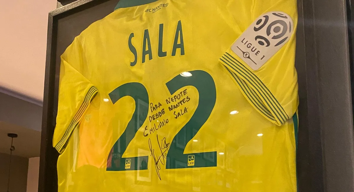 DEDICATORIA ESPECIAL. Sala le regaló una camiseta a Nepote firmada y hasta le había prometido visitar Santa Fe. 