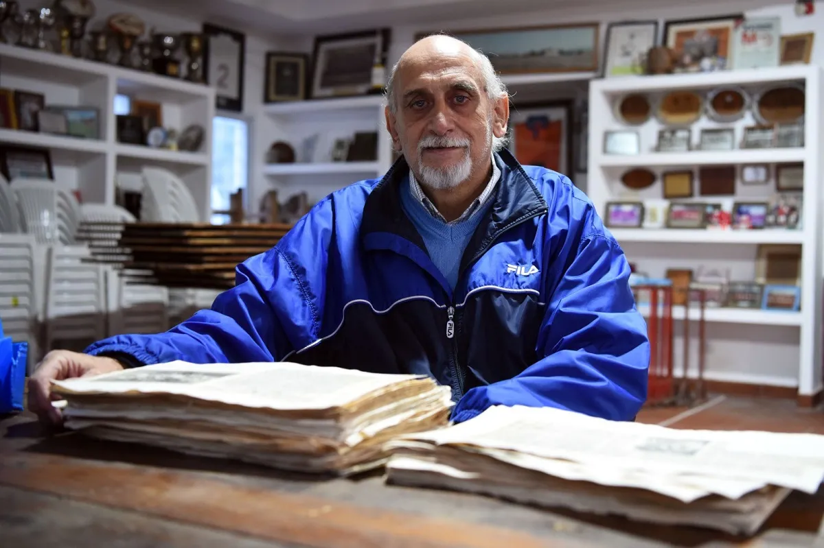 ARCHIVO. Pescao repasa el álbum de fotos y recortes que fue coleccionando a lo largo de su extensa trayectoria en Los Tarcos y en los Naranjas.