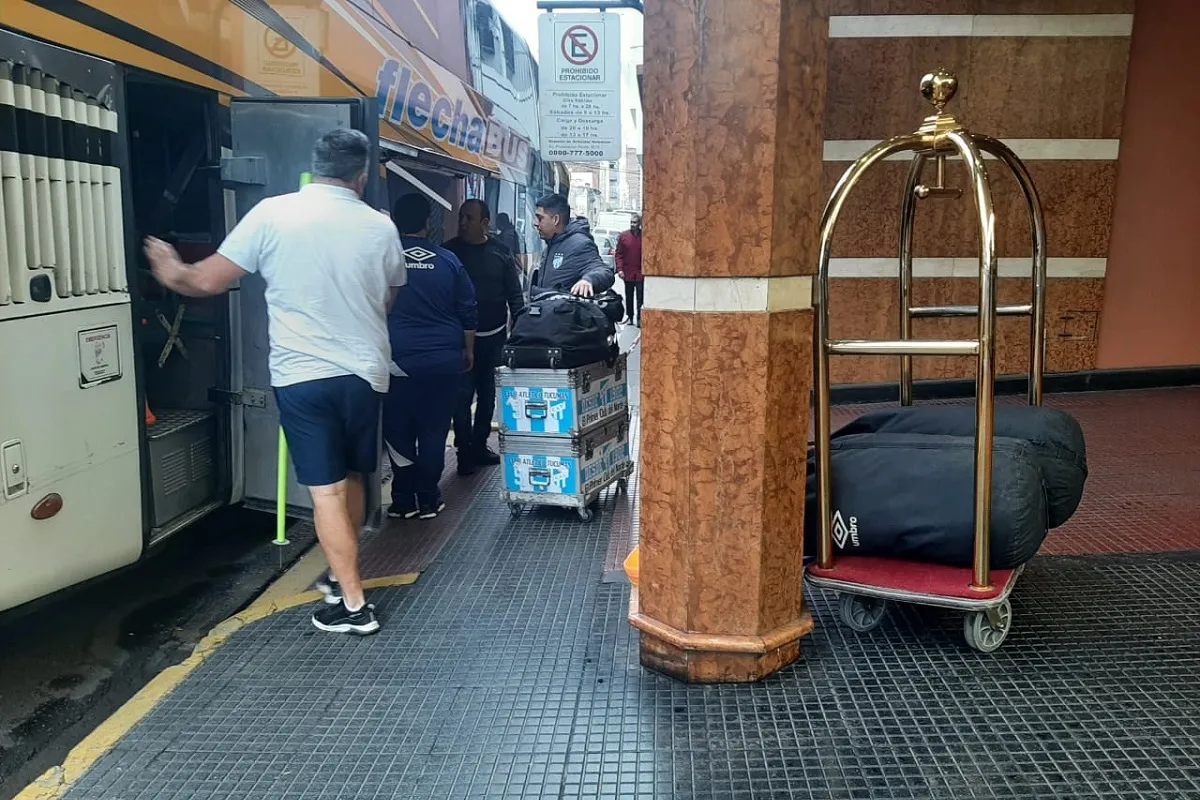 PREPARACIÓN. Los utileros de Atlético Tucumán bajan los elementos del ómnibus para poner en marcha los trabajos de activación en el hotel Intertower de Santa Fe. Foto de Joel Katz/LA GACETA.