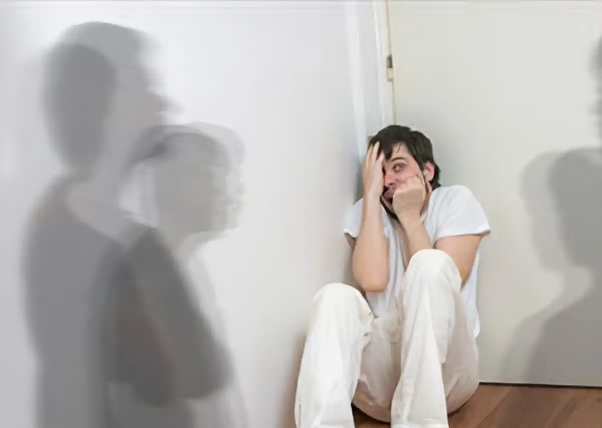 La paranoia es uno de los síntomas de la privación del sueño. 