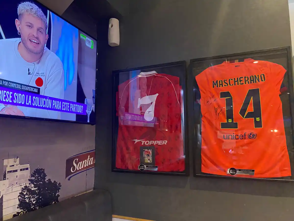 DOS REFERENTES. Jorge Burruchaga y Javier Mascherano aportaron su camiseta para ambientar el bar de Santa Fe.