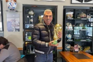 Trabaja en el cuerpo técnico de una ex figura de la Selección y tiene un bar temático de fútbol en pleno centro de Santa Fe