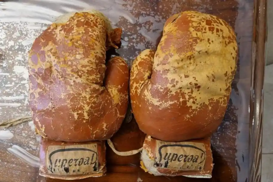 RELIQUÍA. En Famaillá, Rodrigo Villafañe conserva los guantes de “Ringo”.