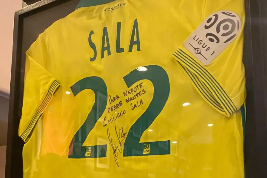 DEDICATORIA ESPECIAL. Sala le regaló una camiseta a Nepote firmada y hasta le había prometido visitar Santa Fe. 