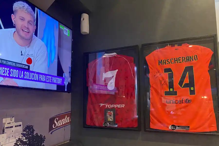 DOS REFERENTES. Jorge Burruchaga y Javier Mascherano aportaron su camiseta para ambientar el bar de Santa Fe.